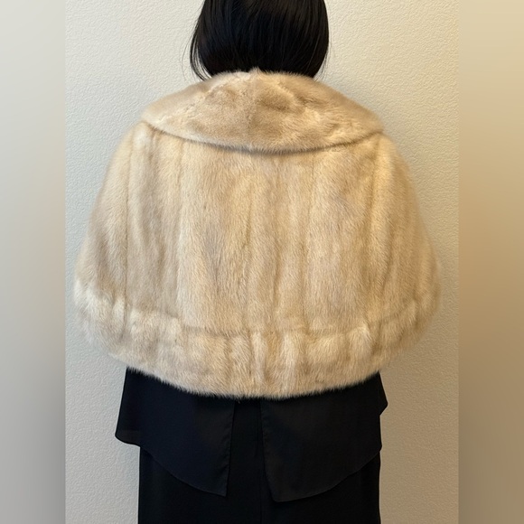 La Belle fine furs mink tan shoulder cape - Picture 7 of 10